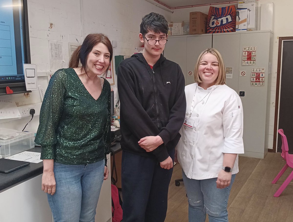 Some more photos of our fabulous @SBFutureChef final yesterday afternoon! Thank you to the judges from @DYWEdinMidEast, @edinburghcoll and our SLT @SpeechAndLangUK for doing what must have been an impossible task! Those cakes looked amazing! 🧁 @KaimesSchool @MeadowparkCP