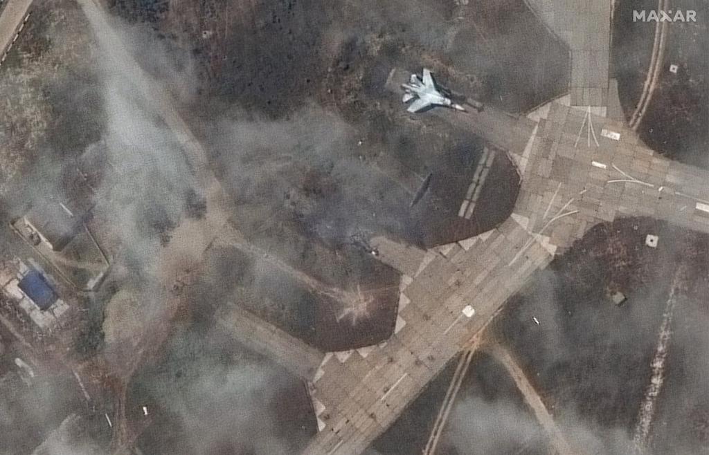 OSINT-исследователь Кристиан Тиберт опубликовал более качественные спутниковые снимки аэродрома Бельбек от компании Maxar. Он предполагает, что в результате украинского удара полностью сгорели два истребителя МиГ-31, один Су-27, а ещё один МиГ-29 был поврежден. @yigal_levin