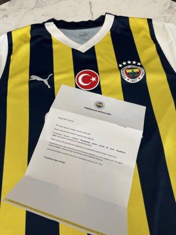 Fenerbahçe, geçtiğimiz günlerdeki “Fenerbahçe benim içimde bir yara, hayallerim vardı.” açıklamasından dolayı Merih Demiral’a forma yolladı. “Çubuklu formamız, Fenerbahçe sevgine ışık olsun.”