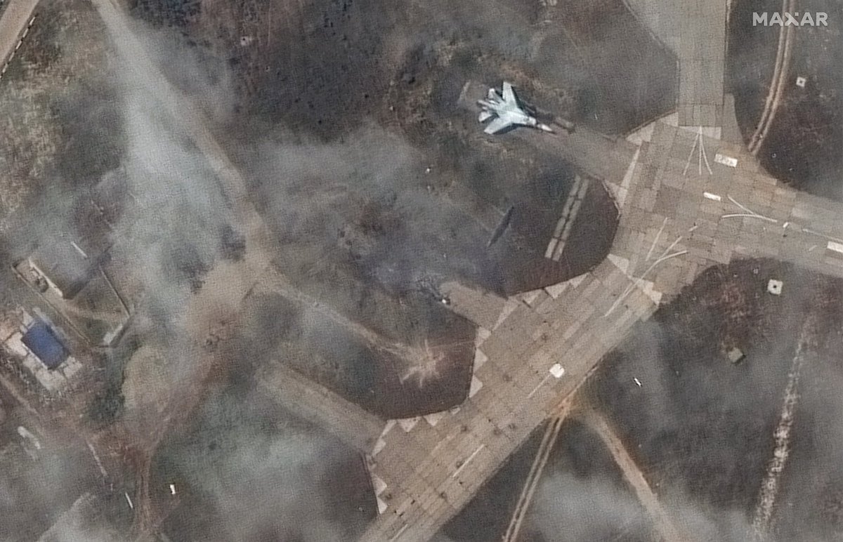 Much clearer satellite pictures from @Maxar. The destroyed MiG-31 can be seen. Btw. this could also be MiG-31BM/BSM interceptors. There is also one destroyed Su-27 and a damaged MiG-29, along the smoldering fuel storage. The continued strikes against Belbek will increasingly