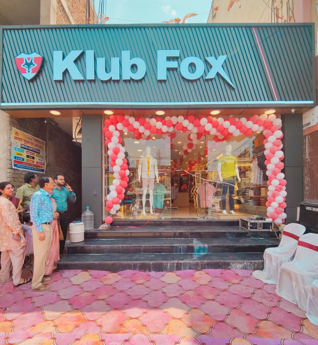 KlubFox97's tweet photo. Hey everyone! Guess what? We're super thrilled to tell you that we've just opened a brand-new Klub Fox store in  Ramgarh , Jharkhand! 🦊✨

Location📌 -NGIPL Klub Fox, Chatti Bazzar, Gola Road, Gosai Tola, Ramgarh Cantonment, Jharkhand 829103.

#KlubFoxLaunch https://t.co/Q7O2D5zbDB