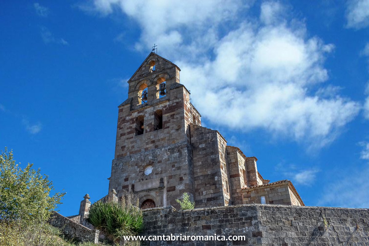 La tremenda espadaña de la Iglesia de San Juan Bautista en Villanueva de la Nía, #valderredible. #cantabria #arte #historia #romanico #medieval #patrimoniocultural
