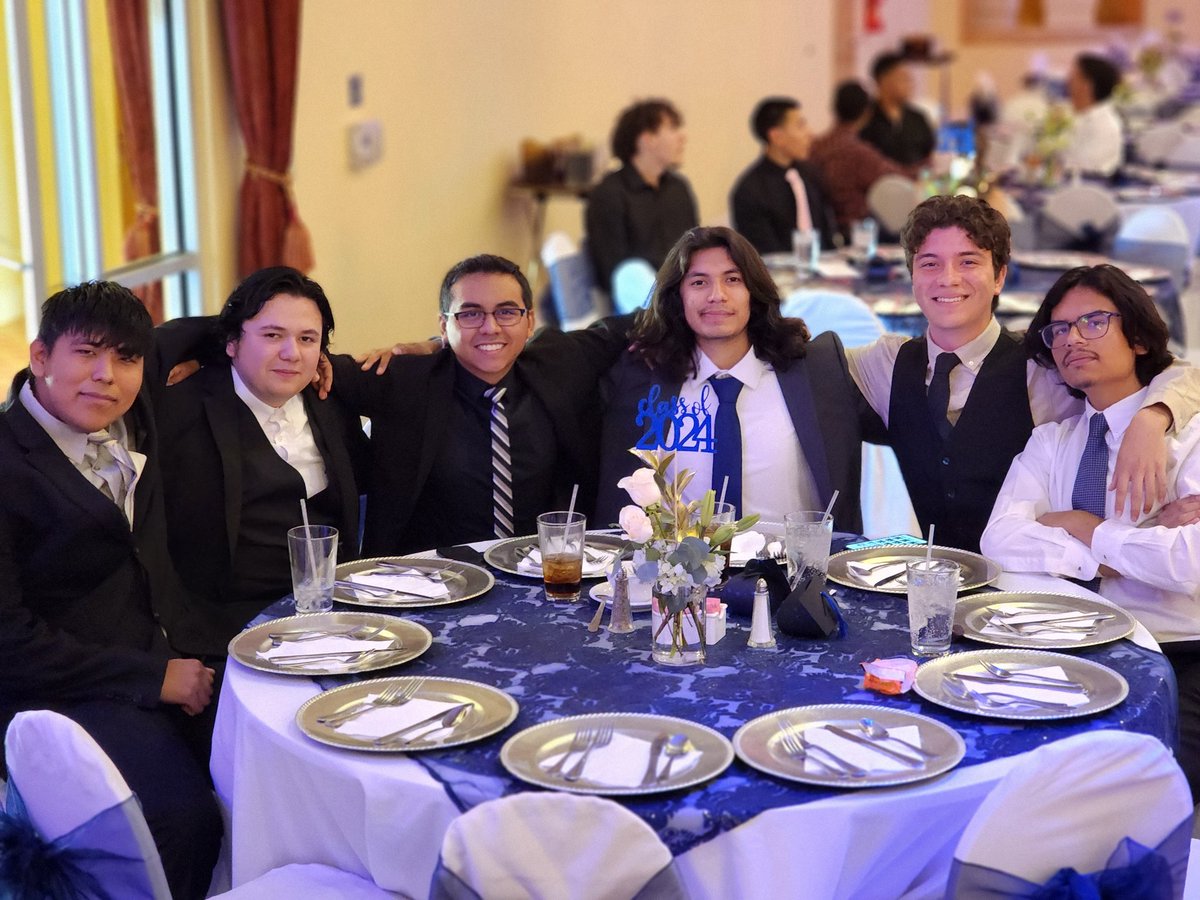 Had a great night with our Clint ISD Senior Gala!🕺🏻💃 Seniors from all over our district had the opportunity to attend and have fun with each other. Congratulations to our Clint ISD 2024 graduates! 🥳🎉🎓 Full Gallery: clintisd.smugmug.com/2023-2024/May/… #WeAreClintISD