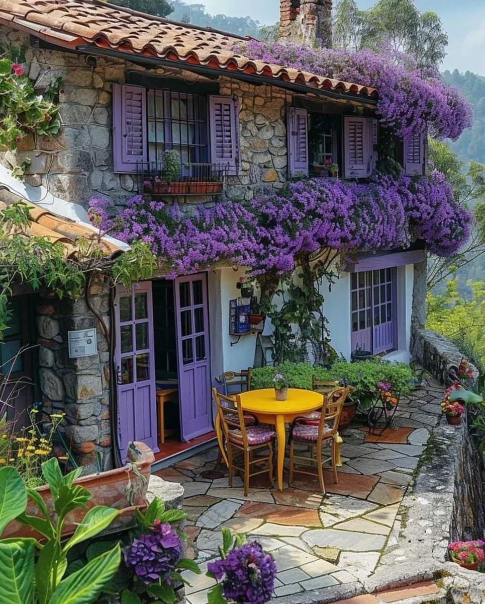 Küçük dertleri, büyük kederlerle büyüten değil..Küçük sevinçleri, kocaman çiçek  bahçesine dönüştürebilen, insanlar olsun hayatımızda.
Güneş doğduğunda değil, gözlerimizi açtığımızda görürüz aydınlığı.