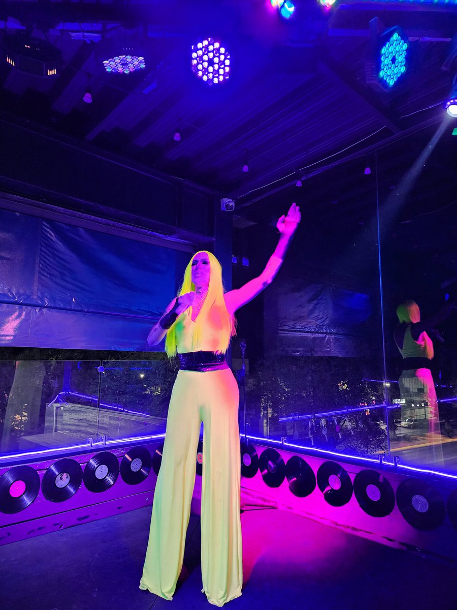 HeavenClubRetro's tweet photo. Noche de Despechadas con @MonicaH53614933 en gracias  a @ZonaSWMorelia por acompañarnos  #heavenclubretro #despechadas #retro #Inclusión #bar #club #show https://t.co/XBLxCsgx1l