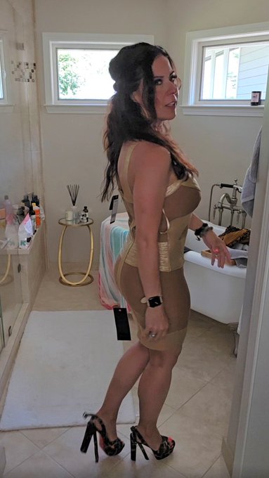 Like my new mom dress? https://t.co/KvnMTT7RYQ