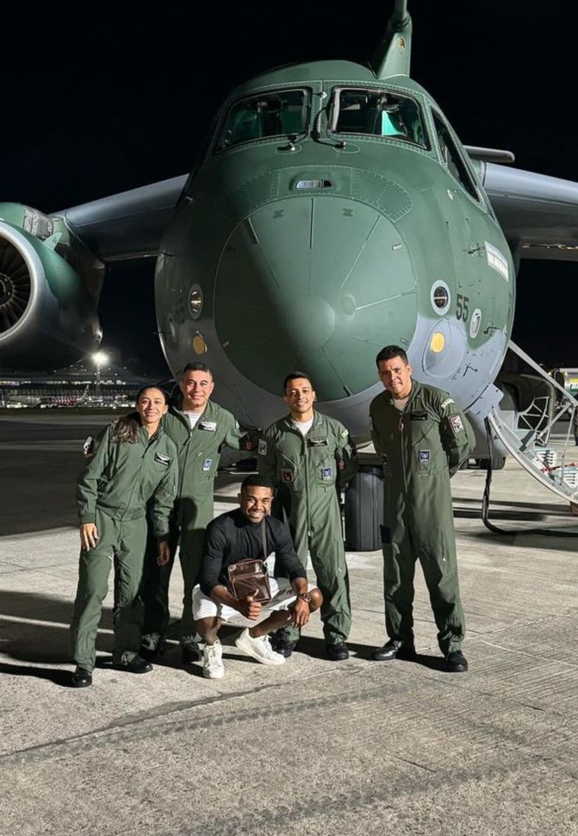 S3V33NN's tweet photo. Davi com o pessoal da FORÇA AÉREA 👀 https://t.co/C6oA3a9iyE