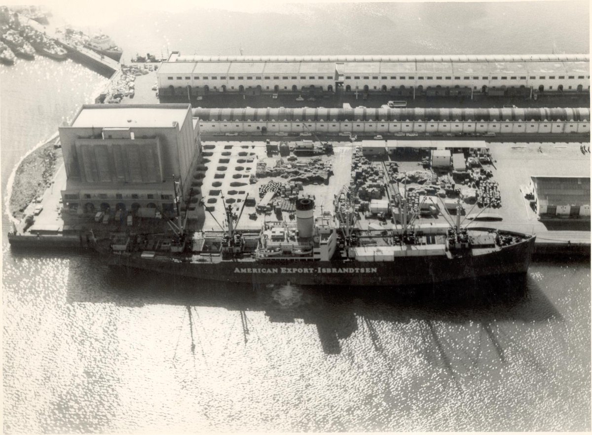 Puerto de Cádiz, 1969. Buque de transporte de mercancías de la American Export-Isbranstsen, realizando operaciones de descarga en el muelle Marqués de Comillas. Fuente: Archivo histórico de APBC