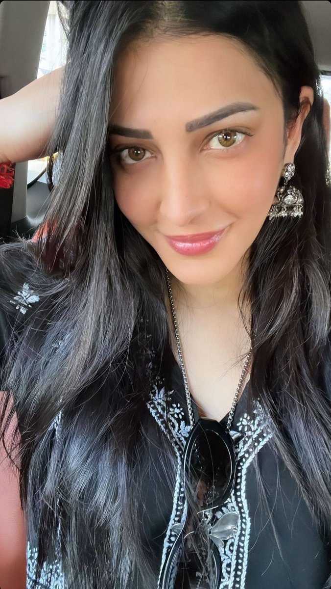 Mesmerizing looks ✨
#ShrutiHaasan ️🖤

@shrutihaasan #Dacoit #Tollywood #MangoVideos