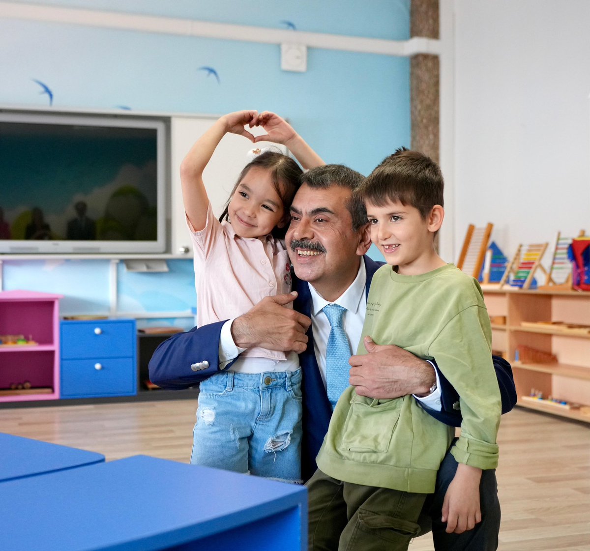 Eğitim; evlatlarımızın insanlığa duyması gereken saygıyı, millete ve kültüre karşı sevgiyi, ecdadın büyük gayretlerle elde ederek yadigâr bıraktığı bağımsızlığın kıymetini öğretir. 

Medeniyetimizin ihya ve inşasının temelleri olan bu öğrenme yolculuğunda, eğitim ailesi olarak