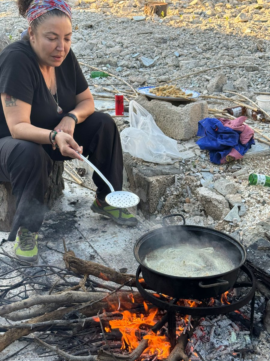 Günnaayyddıııınnnnn. Odun ateşinde zeytinyağında mısır unlu patlakgöz balığı pişirdiğim doğrudur. Patlakgöz aynı mezgit gibi bir balık ben de Hatay sayesinde tanışıp müptelası oldum