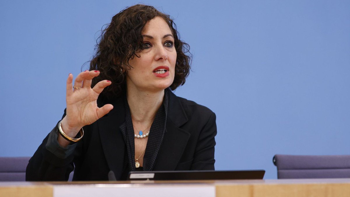 Dass sich Professoren wie Naika Foroutan hinter Demonstranten stellen, die antisemitische Schlachtrufe skandieren, Terror verherrlichen und zur Gewalt gegen Juden aufrufen, erinnert an dunkelste Zeiten der deutschen Geschichte. Ein Kommentar. juedische-allgemeine.de/politik/die-sc…