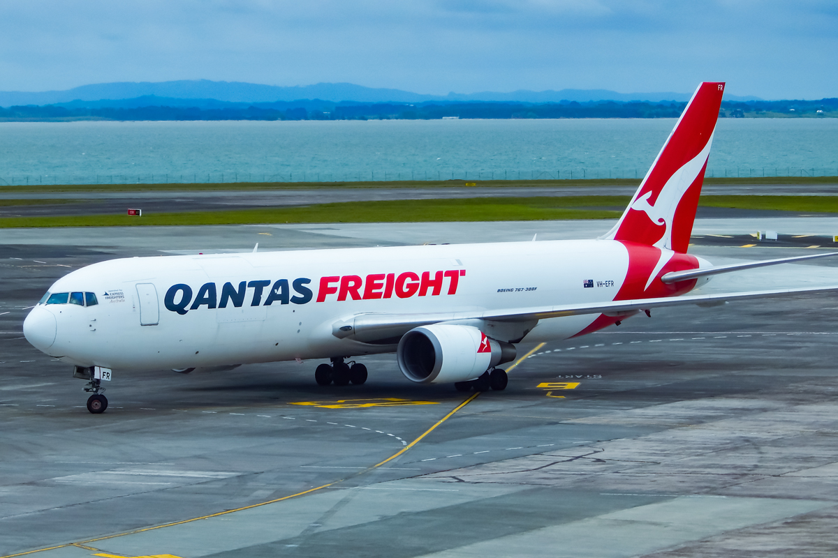 🔴  Qantas has retired the last Boeing 767-300ERF today, ending a long era in passenger and freight transport. First delivered in 1985, these aircraft carried around 167 million passengers over 1.8 billion km. The passenger variant was retired in 2014. #Airways #News

📸: G B_NZ