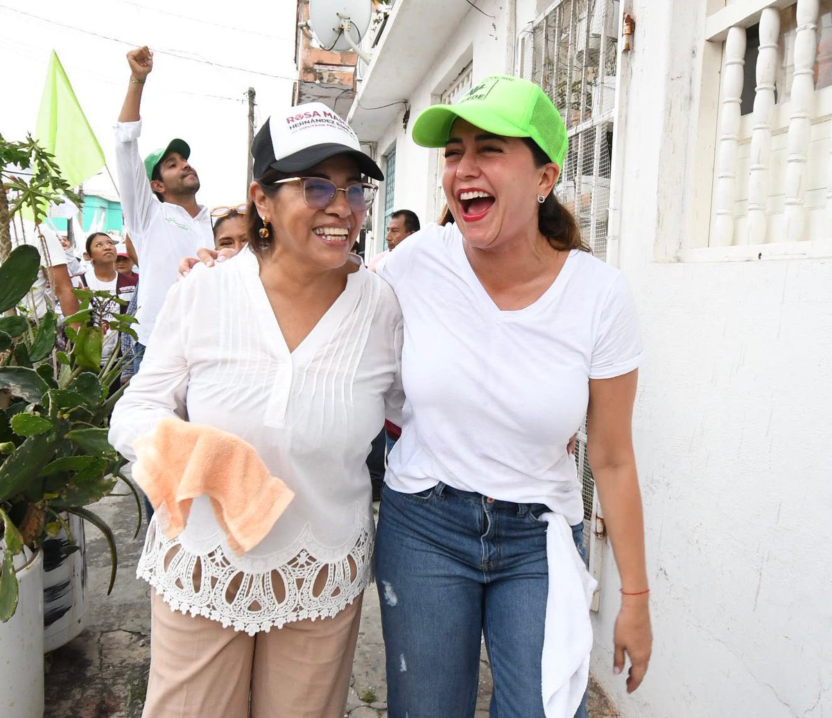 Hoy, en la Col. Flores Magón se escuchó fuerte y claro que la transformación continúe en #Veracruz y en #Mexico con @rocionahle y @Claudiashein ¡Muchísimas gracias a tantas amigas y amigos que nos recibieron en sus casas y en sus calles con gran ánimo! @espejohernandez