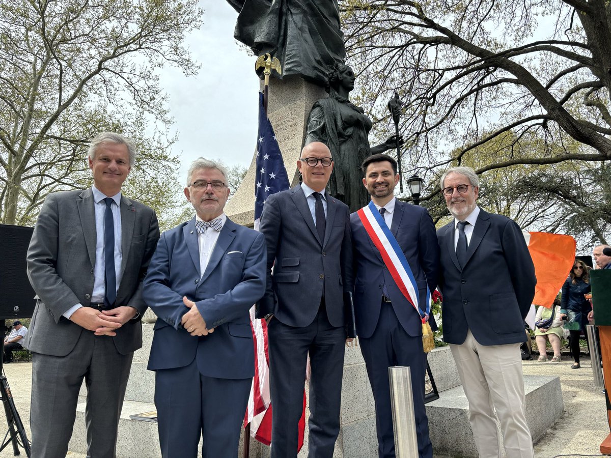 Magnifique photo de nos élus du #Havre pour une virée entre potes à New York le 15/04 pour l'inauguration de la statue d'un Italien. Les mêmes qui parlent décarbonation et 19 ° dans la maison à longueur de temps !  #HonteFrancaise