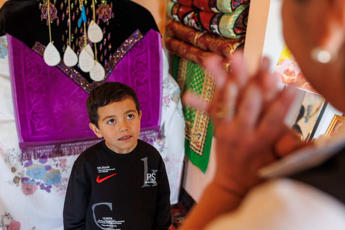 🖍️ Dessin 📖 Lecture 🤸‍♂️ Jeu Lorsqu'Aziza, son institutrice, lui rend visite, Hondamir sait qu'il va apprendre plein de chose ce jour. En Ouzbékistan, @GPforEducation & @WBG_Education aident les enfants comme lui à recevoir une éducation préscolaire : g.pe/B6uu50RGn9J