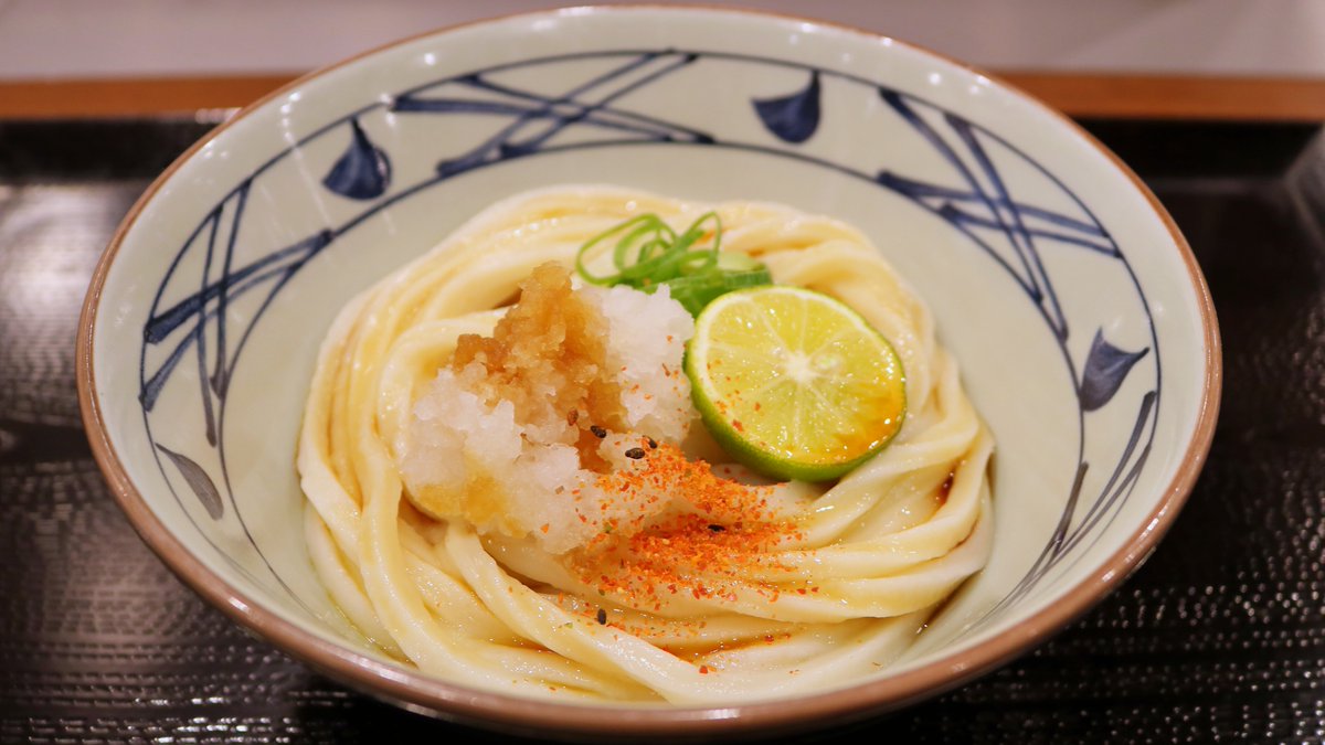 【ちょっぴり大人なアレンジ】 #おろし醤油うどん に香七味をトッピングするとちょっと大人な味わいに。 さっぱりとしたすだちの香りと、ピリ辛な香七味が合わさることで食欲をそそります！ 試したくなった人は「いいね❤️」で教えてください♪ #丸亀製麺