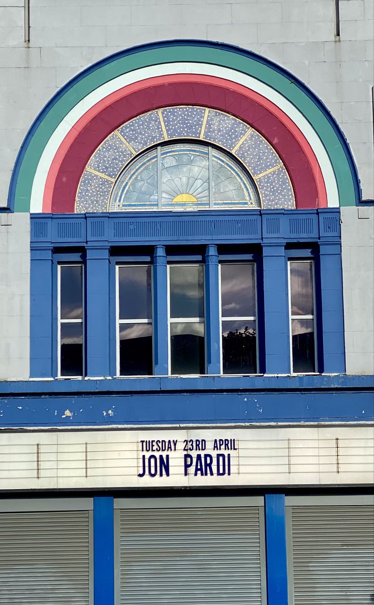 #MomentsOfBeauty in #Glasgow: Looks like it’s going to be a lovely day so let’s start it with the sunrise stained glass window tucked within a starburst mosaic and a rainbow arch all of which can be found on the former Bedford Cinema now the O2 Academy on Eglinton Street 🌞🌈🥰!