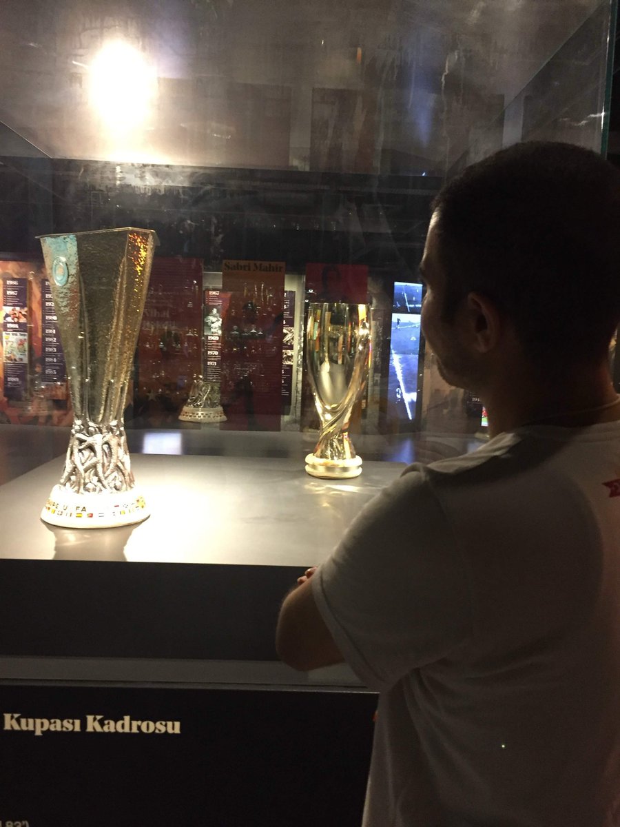 angeldelamurte's tweet photo. Biz daha iyisini yapana kadar en iyisi bu 😎💛❤️💪 #uefa2000 #17mayıs #galatasaray https://t.co/qJtxbhCPwA