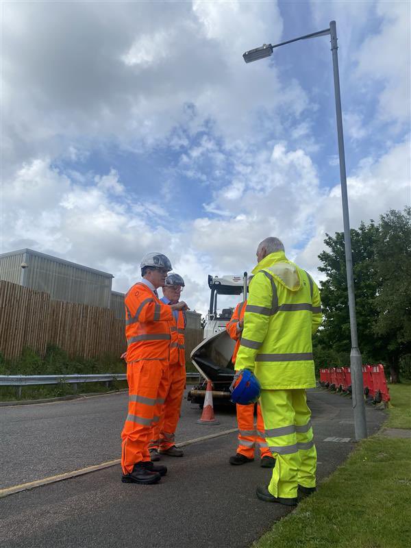 📍Stevenage People in #Hertfordshire deserve smooth, safe roads and it was great to see ongoing work on London Road today. We're putting drivers back into the driving seat as part of our £8.3bn investment to resurface our local roads using reallocated HS2 funding.