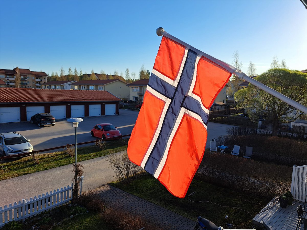En dag varje år sätter vi upp vår norska fasadflagga. Mina två äldsta barns mamma är från Norge och dagen måste självklart firas.