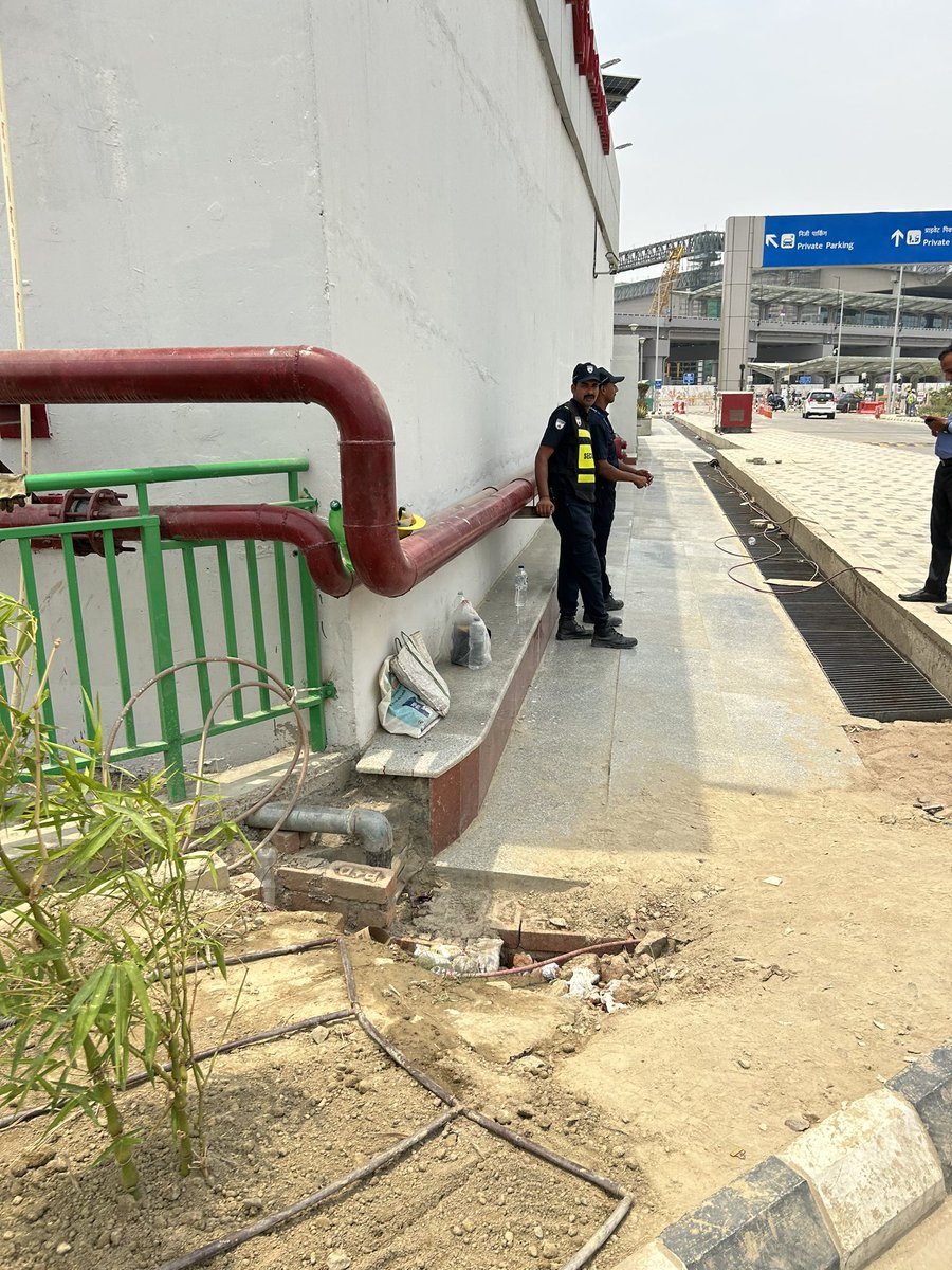 india_hiring's tweet photo. I am at Lucknow airport and agast to see that passengers in auto are not allowed to take their autos till drop off zone. You need to walk in the scorching heat to reach the terminal. Shame on @AdaniOnline on managing newly opened T3 operations so poorly https://t.co/7mxYhe6Ssr