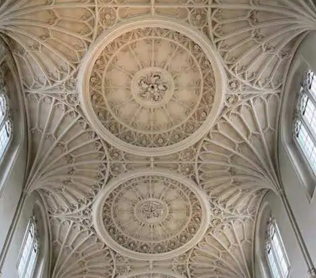 An enjoyable Wren in the City tour yesterday ( we don't mind a bit of rain, do we...) Once again, star of the show was a peek inside St Mary Aldermany, at its extraordinary ceiling. Rebuilt by the office of Wren, the expense of such decoration met by the Will of a parishioner.