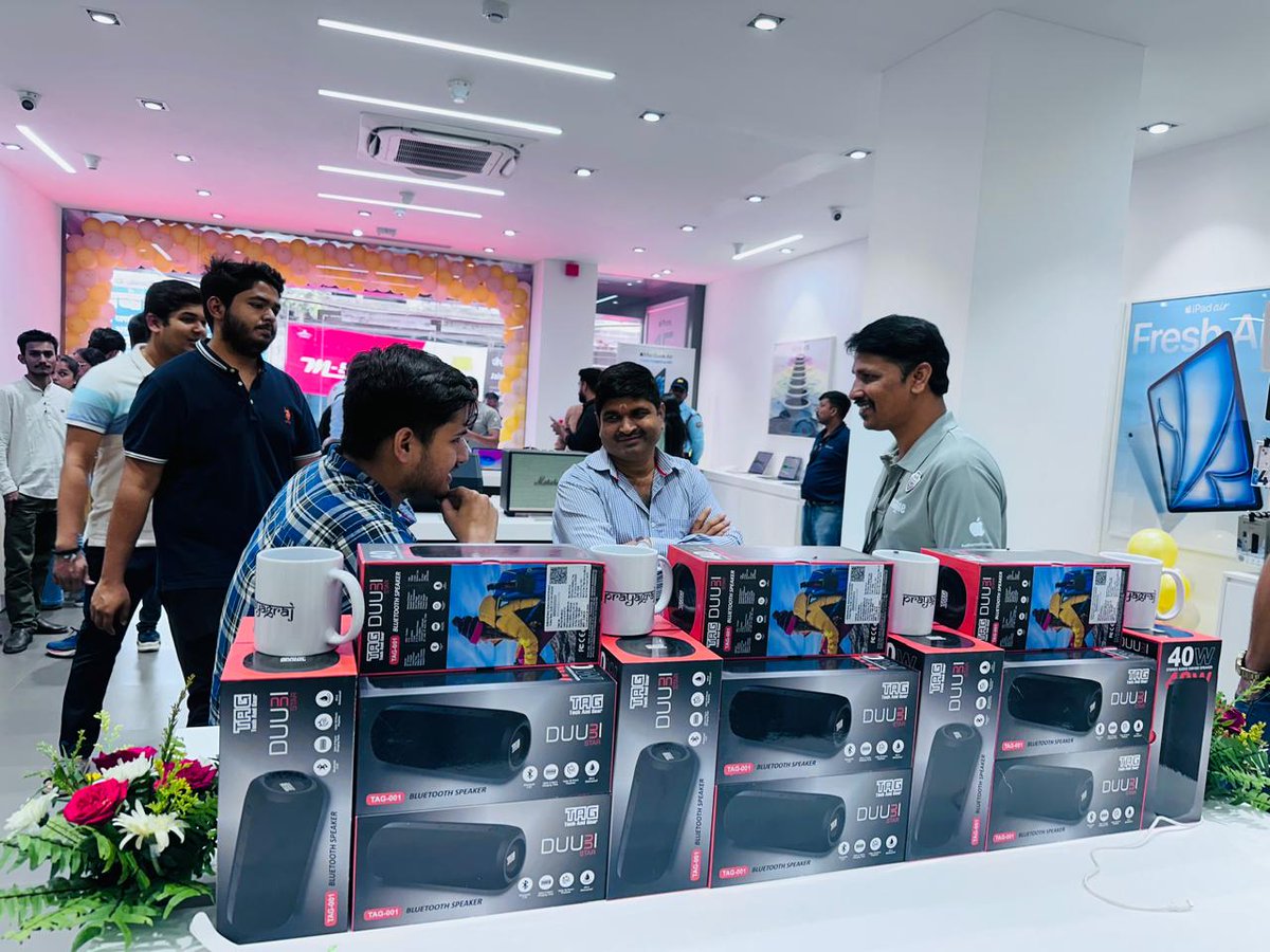 Amidst the fervor on Hewett Road, Prayagraj, our team is thrilled to connect with Apple fans! The excitement is palpable as we gear up for our grand opening. Join us for an electrifying experience! Book Offer @ bit.ly/IMGPRJ 📞 82874-82874 #Apple #Tresor #Imagine