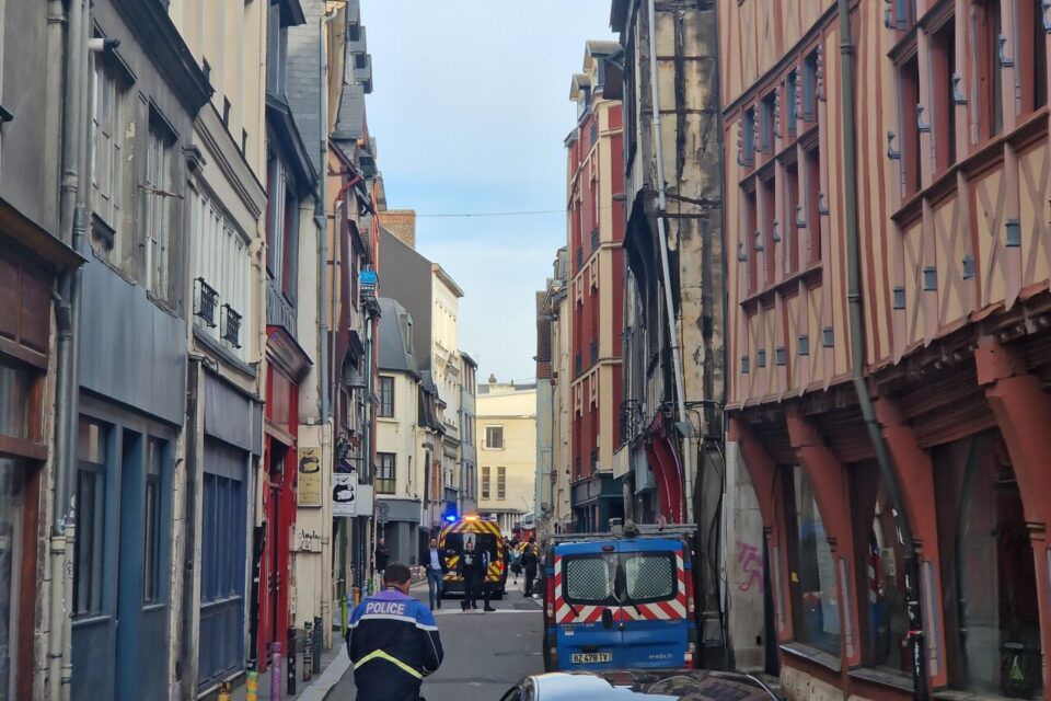 Rouen (76) : un homme armé d'un couteau et d'une barre de fer entre dans une synagogue pour y mettre le feu ; en ressortant, il attaque un policier avant d'être abattu ; le départ de feu maitrisé par les pompiers (Màj)
 fdesouche.com/2024/05/17/rou…