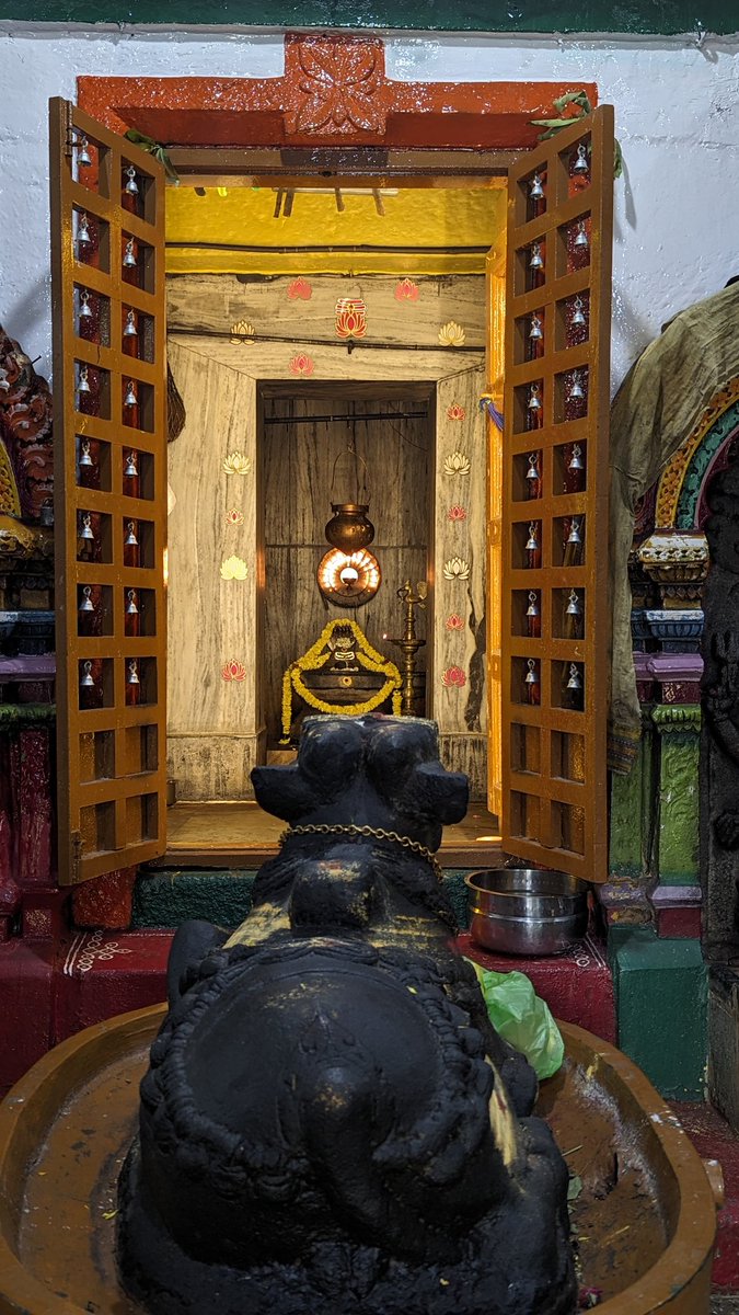 Visited the historic kōTe Jalakanteshwara temple in #Bengaluru. A part of the old town, it's maintained well inside. However, outside, everything is dug up, garbage scattered & access is unrecognizable. May Jalakanteshwara provide us with better civic sense 🙏🏽 #ಕೋಟೆಜಲಕಂಠೇಶ್ವರ