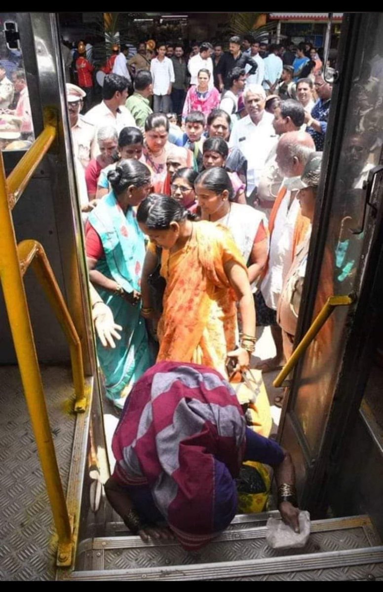 A Woman in Karnataka touches her head to the steps of a bus in gratitude for Free Bus Ride.

After Delhi, even the States of Punjab, Tamil Nadu, Karnataka & Telangana have implemented this scheme.

🔥Arvind Kejriwal's Revolution🔥