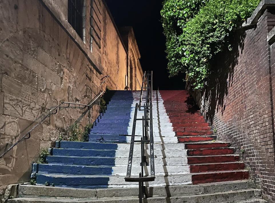 👉 À Rouen, l'escalier où un drapeau Palestinien avait été peint a été recouvert d'un drapeau Français.