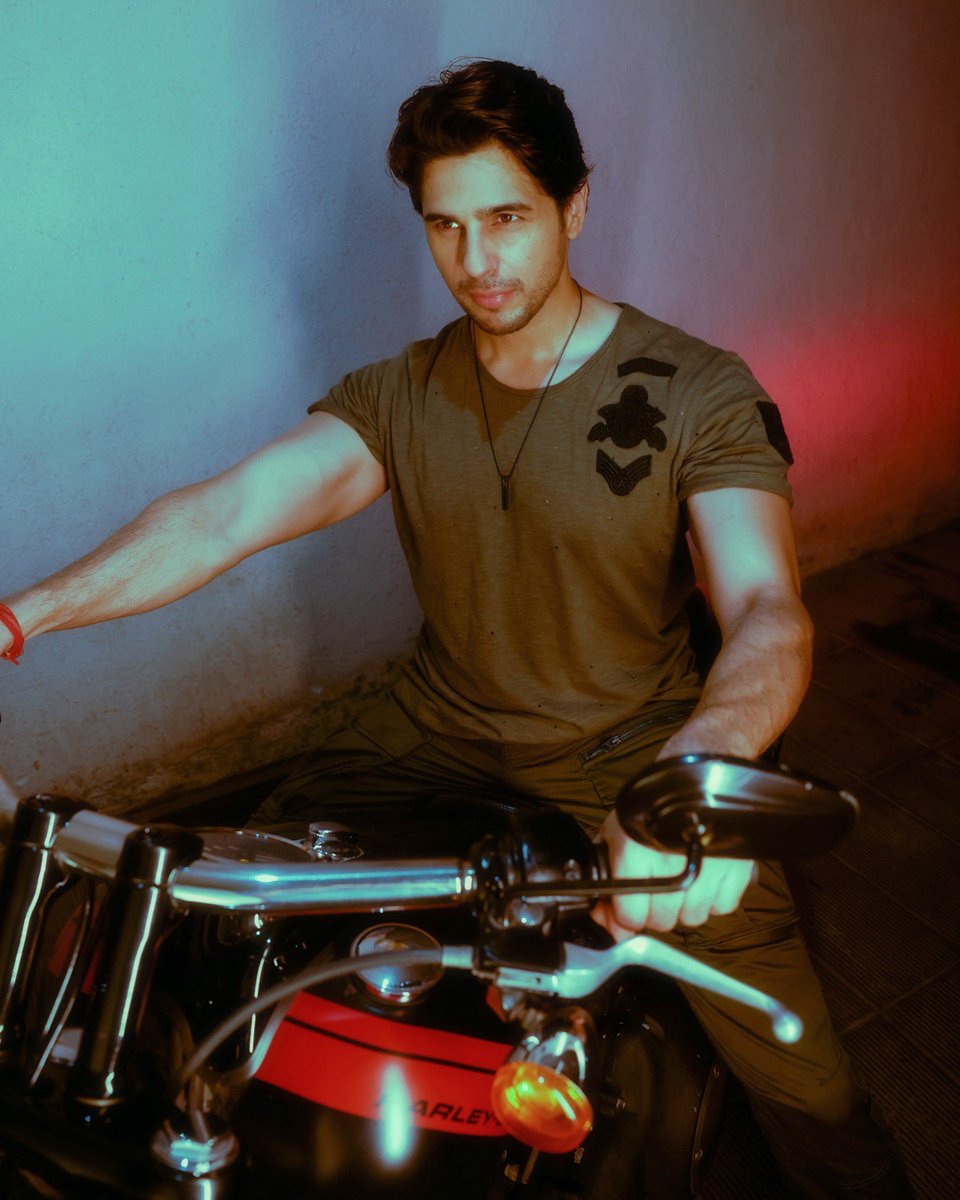 .@SidMalhotra with his bike is undoubtedly our favorite frame of all time!🔥😍 Can you guess the movies where Sid is featured with a bike? 🤔 #SidharthMalhotra #TeamSidharthMalhotra #Sidians