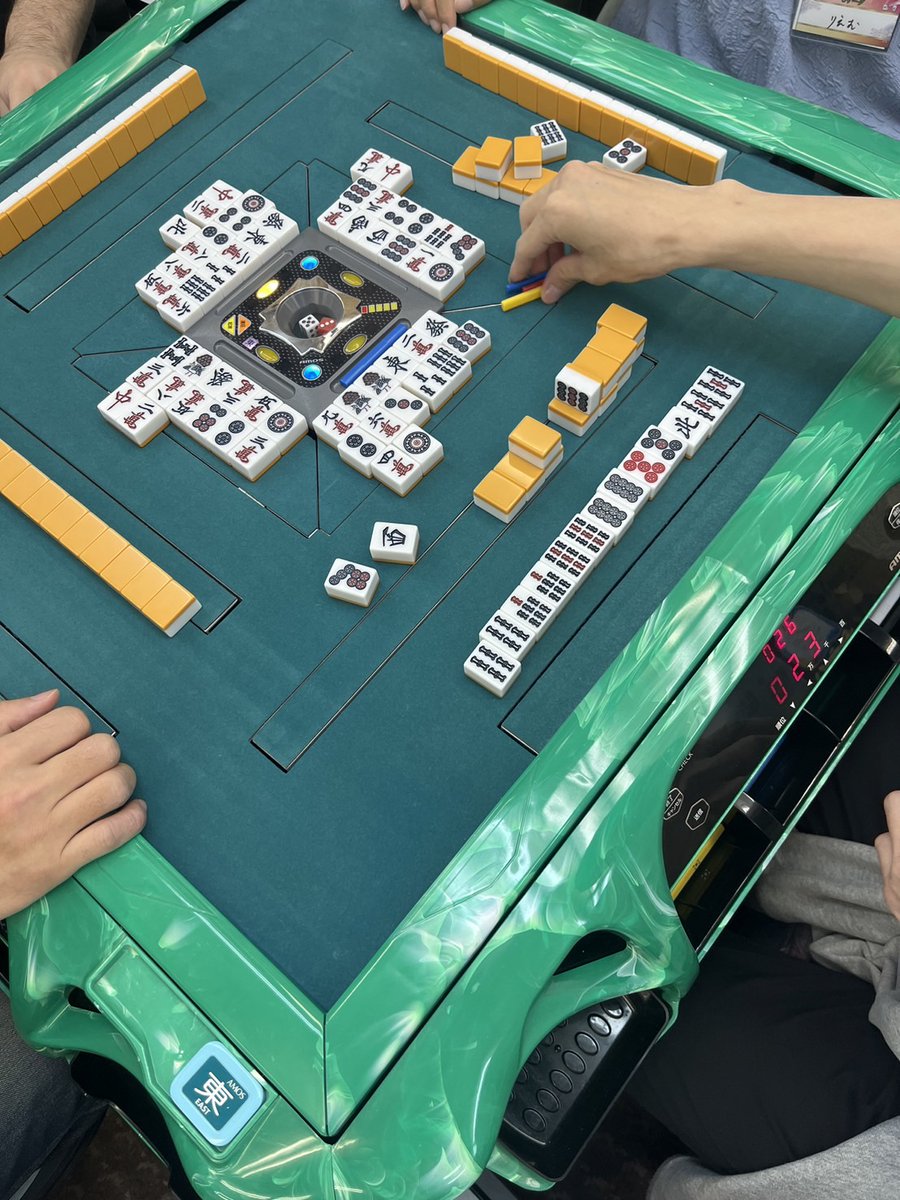 LOOLESTARS's tweet image. 5/11(土)九段下ノーブルさんで
1部麻雀サークル最強リーグ🔥
2部つーばくんカップ🏆
を開催(*´ω｀*)
初めての方が3名いらっしゃいました！
3人とも丁寧な麻雀を打つ方でした🀄
つーばくんカップでは特殊ルール採用！放銃したら次局空気椅子✨
優勝したのは&quot;まいけるさん”
おめでとうございます！