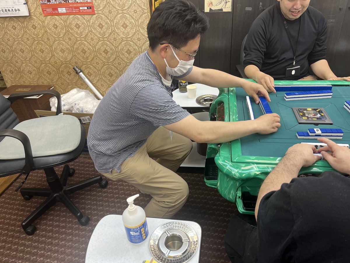 LOOLESTARS's tweet image. 5/11(土)九段下ノーブルさんで
1部麻雀サークル最強リーグ🔥
2部つーばくんカップ🏆
を開催(*´ω｀*)
初めての方が3名いらっしゃいました！
3人とも丁寧な麻雀を打つ方でした🀄
つーばくんカップでは特殊ルール採用！放銃したら次局空気椅子✨
優勝したのは&quot;まいけるさん”
おめでとうございます！