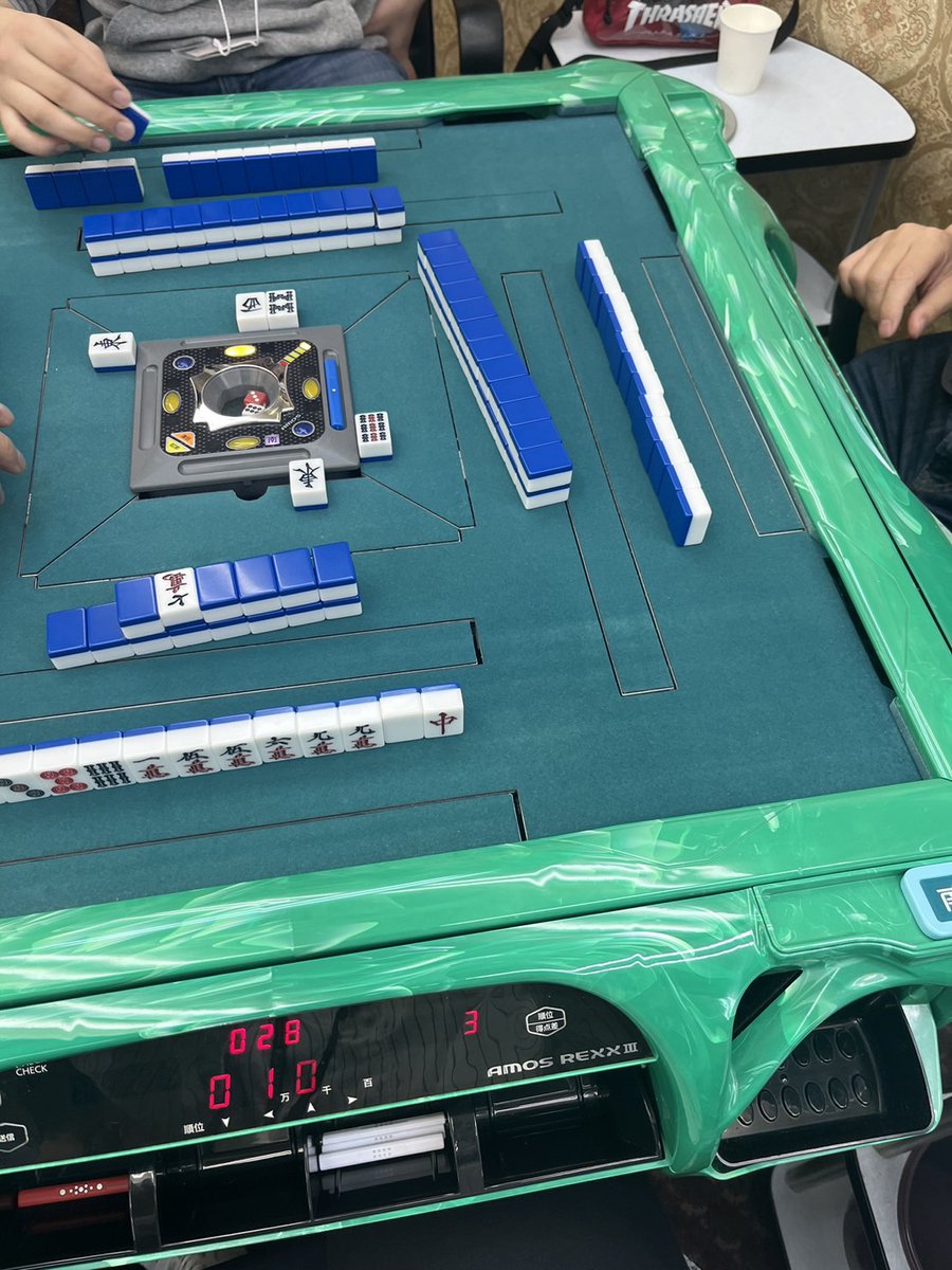 LOOLESTARS's tweet image. 5/11(土)九段下ノーブルさんで
1部麻雀サークル最強リーグ🔥
2部つーばくんカップ🏆
を開催(*´ω｀*)
初めての方が3名いらっしゃいました！
3人とも丁寧な麻雀を打つ方でした🀄
つーばくんカップでは特殊ルール採用！放銃したら次局空気椅子✨
優勝したのは&quot;まいけるさん”
おめでとうございます！