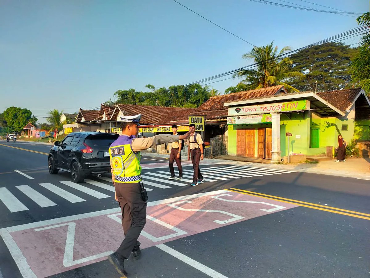 Aipda Arif Febriyanto selaku Banit Lantas Polsek Sentolo, bersemangat melaksanakan kegiatan Turlalin (pengaturan lalu lintas) pagi serta membantu penyeberangan bagi siswa sekolah di depan SMP Negeri 1 Sentolo, guna cegah kemacetan & laka lantas. Jumat (17/05/2024)
#polseksentolo