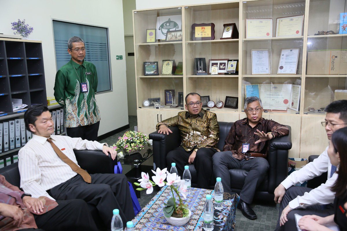 Pro-Naib Canselor (Strategi & Kewatanan), YBhg. Prof. Dato Dr. Roslee Rajikan telah merasmikan lawatan rasmi delegasi Hunan University of Technology (HUT), China ke Institut Kejuruteraan Mikro & Nanoelektronik (IMEN), UKM. Berita di shorturl.at/WMZdh #UniversitiWatankita