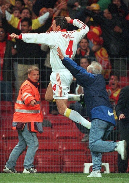 Popescu son penaltıyı attıktan sonra. 17 Mayıs 2000 UEFA Kupası finali. 🙂💛❤️ #Galatasaray