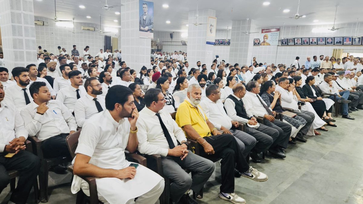 ankurmehta_adv's tweet photo. Participated in a meeting with the office bearers and members of the District Bar Association Ambala and requested their support for Ambala Lok Sabha Constituency Congress candidate Sh. Varun Chaudhary.

@VarunMullana ji is an Advocate and an esteemed member of our BAR. 
#Ambala https://t.co/PgB3QaFZqv