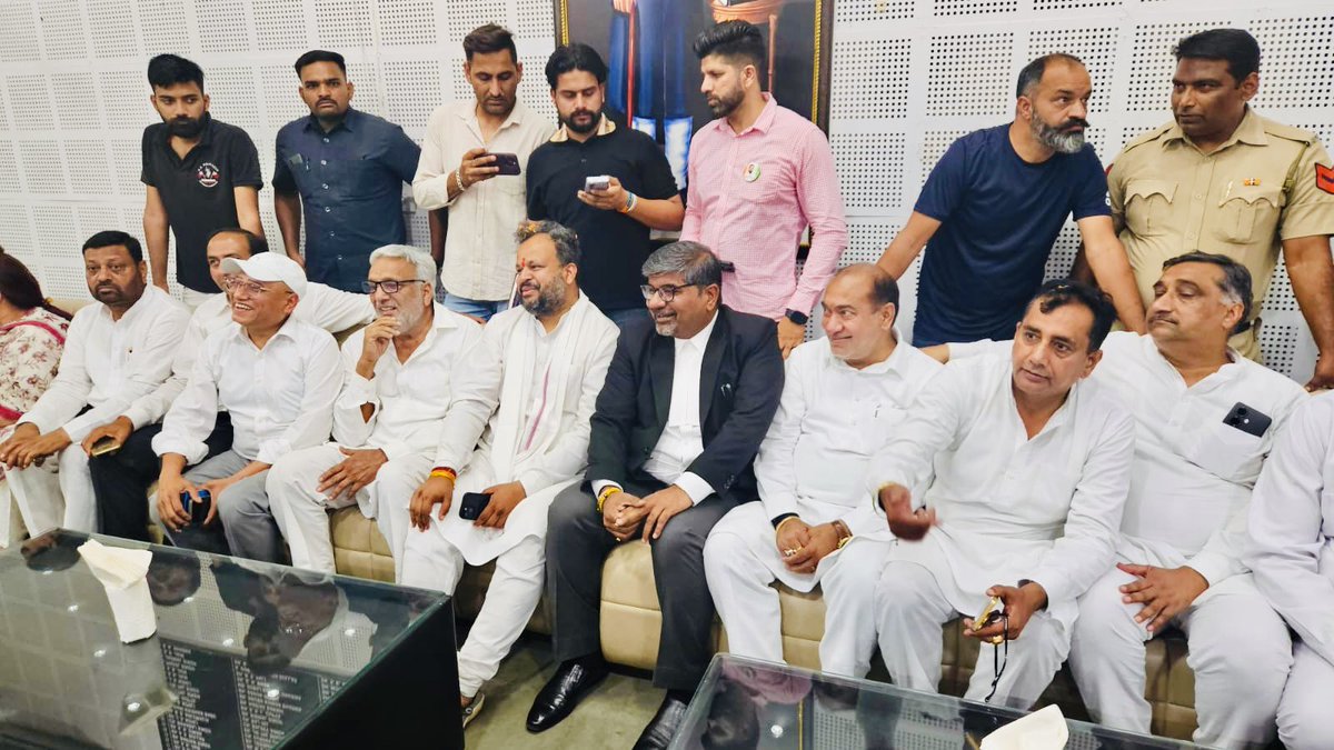 ankurmehta_adv's tweet photo. Participated in a meeting with the office bearers and members of the District Bar Association Ambala and requested their support for Ambala Lok Sabha Constituency Congress candidate Sh. Varun Chaudhary.

@VarunMullana ji is an Advocate and an esteemed member of our BAR. 
#Ambala https://t.co/PgB3QaFZqv
