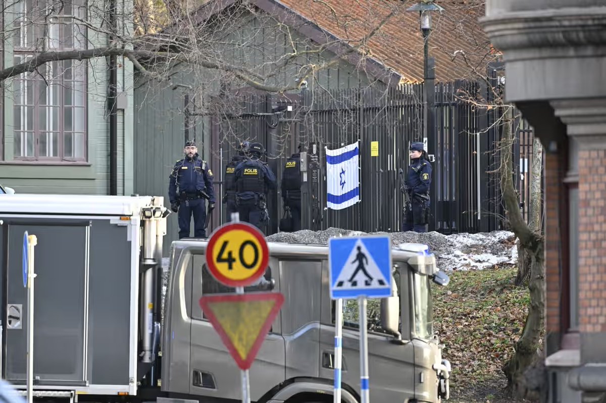 Radio1Rai's tweet image. 🔵#Svezia Sospetti #spari nella zona dell'ambasciata israeliana a Stoccolma. La polizia ha arrestato diverse persone e isolato una vasta area del centro della città. Lo riporta la Reuters