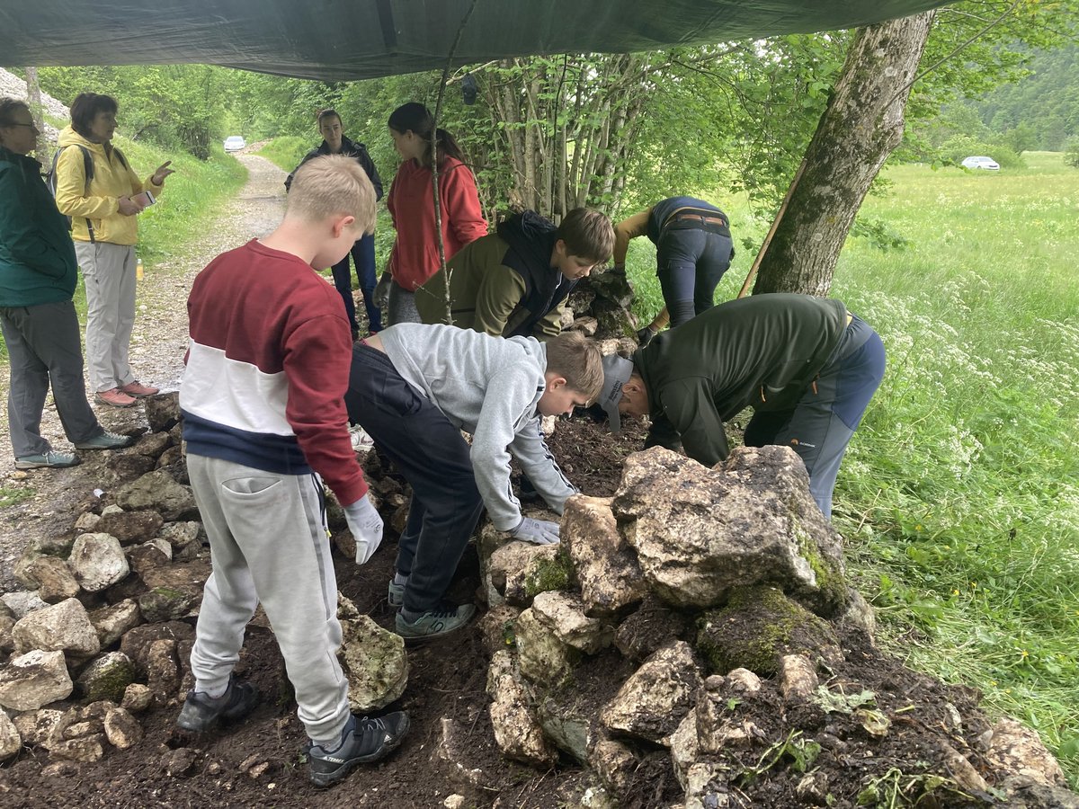 Bohinj is a pilot region of the StoneRich project by CIPRA. 🗻 Last Monday and Tuesday, primary school pupils helped rebuild a section of the dry-stone wall between Stara Fužina and Studor, under the guidance of experts.🧱👏 More about the project: bit.ly/Stonerich