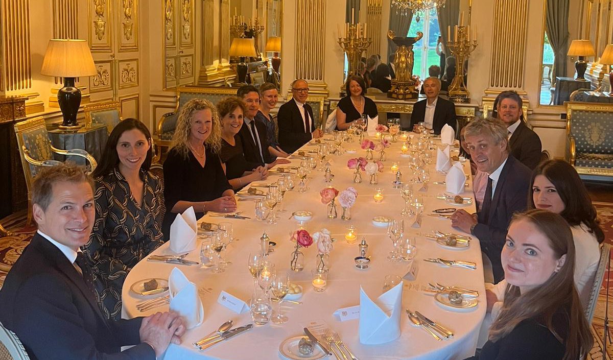 Toujours un plaisir de discuter avec les journalistes français et britanniques à Paris. #EntenteCordiale après tout ! Les médias jouent un rôle crucial dans notre travail - la visite d'État de l'année dernière est un bel exemple de notre coopération. 🇬🇧🇫🇷