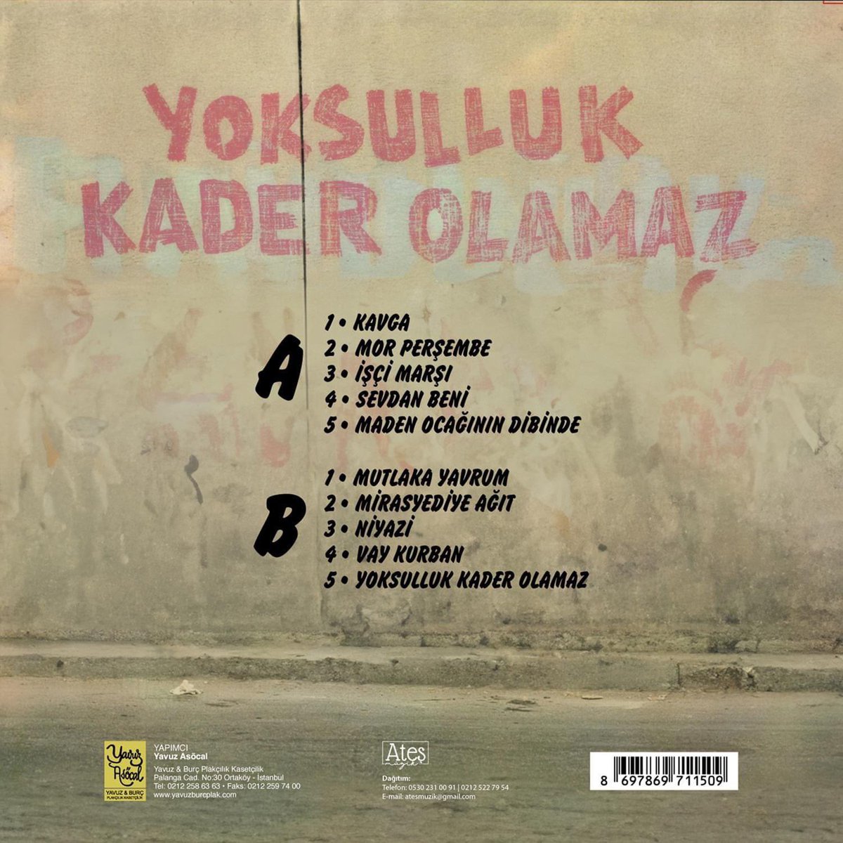 Yine yeni bir Cem Karaca plağı çıkmış. Ön kapağa bakarsanız, 1977 yılında Dervişan eşliğinde yayımlanan efsane “Yoksulluk Kader Olamaz” albümü. Oysa şarkı listesi albümden bağımsız. “Kerem Gibi” yok, “Adiloş Bebe” yok. Olmaması gereken şarkılar eklenmiş, sıralama değişmiş. Neden?