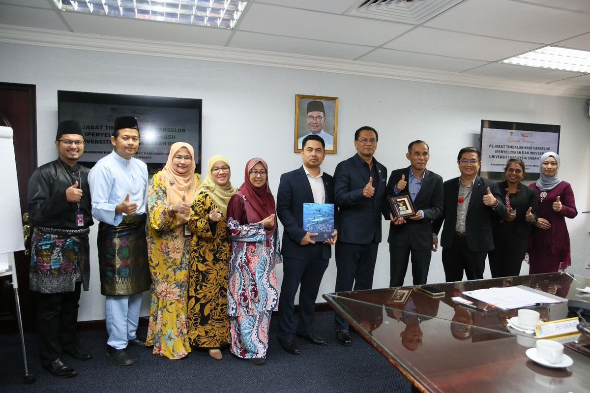 Timbalan Naib Canselor Hal Ehwal Penyelidikan dan Inovasi, Prof. Dato’ Dr. Wan Kamal Mujani menerima kunjungan hormat daripada delegasi Universiti Malaysia Sabah (UMS) hari ini. Berita di shorturl.at/Gw5S8 #UniversitiWatanKita #IlmuMutuBudi #UKM #UKMSharing