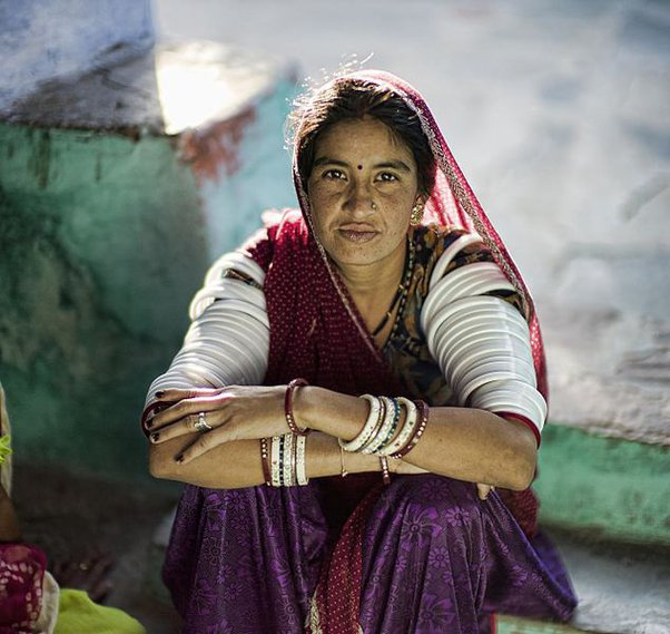 The more the things change, the more they remain same. Women wearing shell bangles, 4000 years apart.