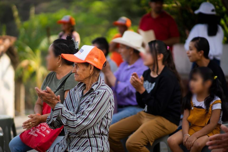 Recuerdo cuando hace tiempo me mencionaban lo importante que era dar resultados y hoy tienen resultados que se ven en San Pedro Chichila 🟠

Cada día son más los que suman a este gran equipo naranja 🍊
Vamos a continuar dando resultados por #Taxco 🧡

#VotaMovimientoCiudadano 🟠