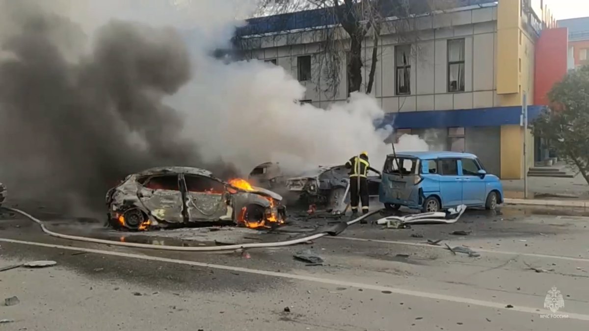 Mueren una mujer y su hijo de cuatro años tras un ataque ucraniano con drones contra el pueblo de Oktiabrksi, en la región rusa de Belgorod y cerca de la ciudad ucraniana de Járkov, donde Rusia está llevando a cabo una ofensiva tinyurl.com/3a2hra72