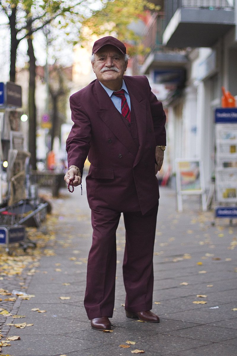 2012 yılında Berlin’de bir kafede garsonluk yapan Avustralyalı Zoe Spawton’un, her sabah aynı saatte kafenin önünden geçen ve sıradışı kıyafetler giyen yaşlı adamı fark etmesi çok uzun sürmemişti.